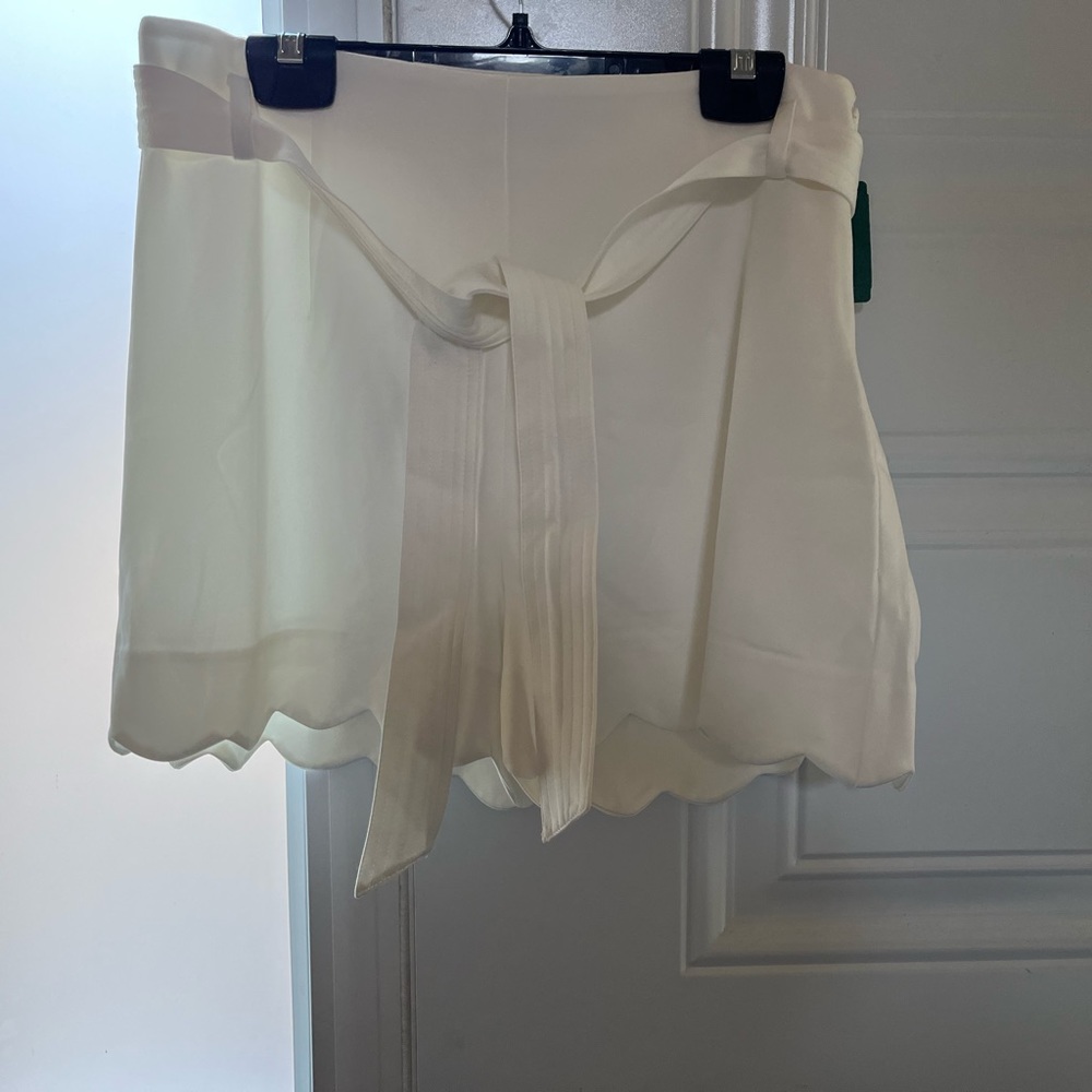 HYFVE Scalloped White Short in Size Large